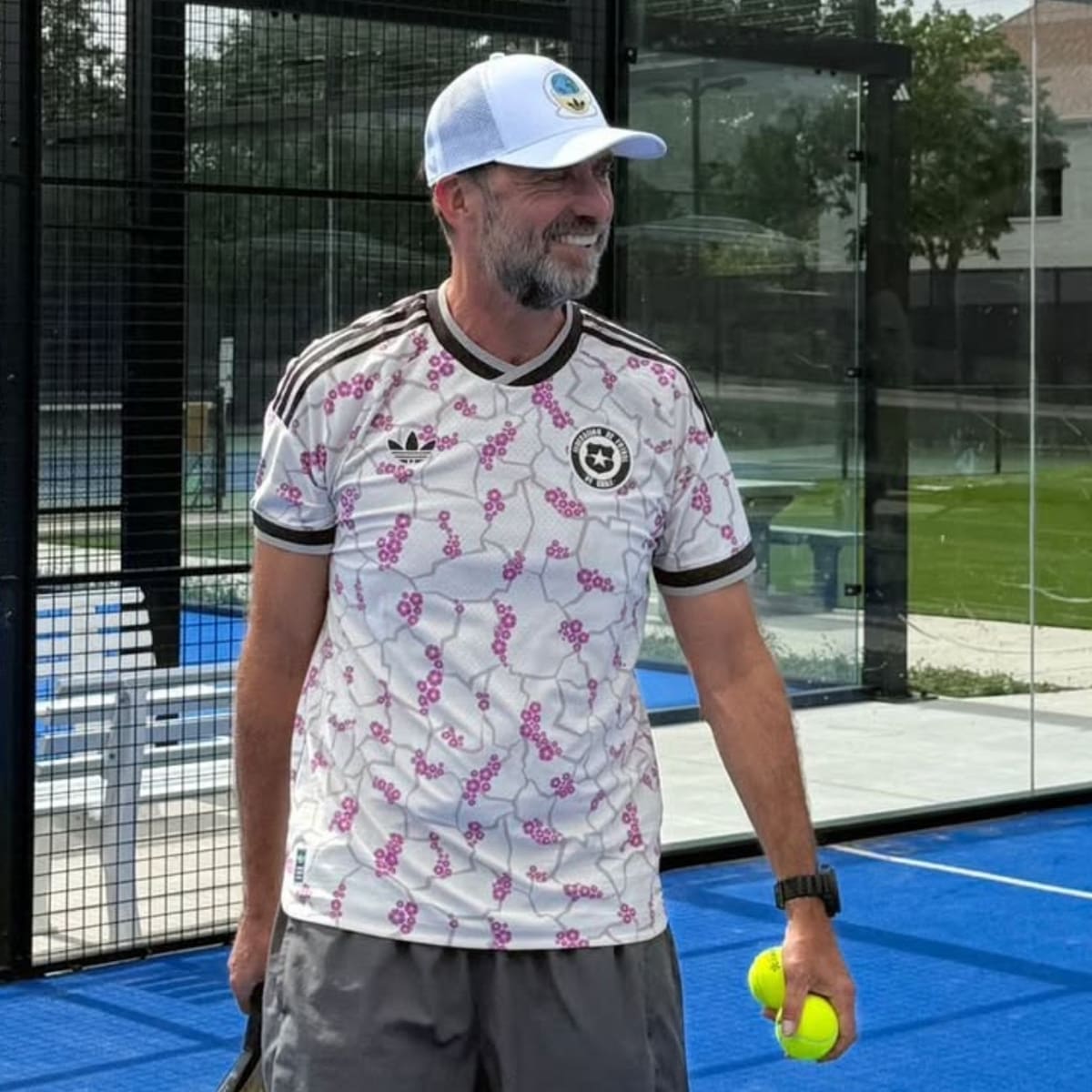 VIDEO | Jürgen Klopp sorprende jugando pádel con la camiseta de la Selección Chilena
