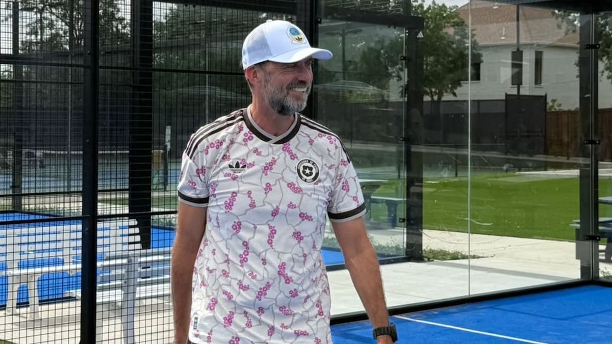 VIDEO | Jürgen Klopp sorprende jugando pádel con la camiseta de la Selección Chilena