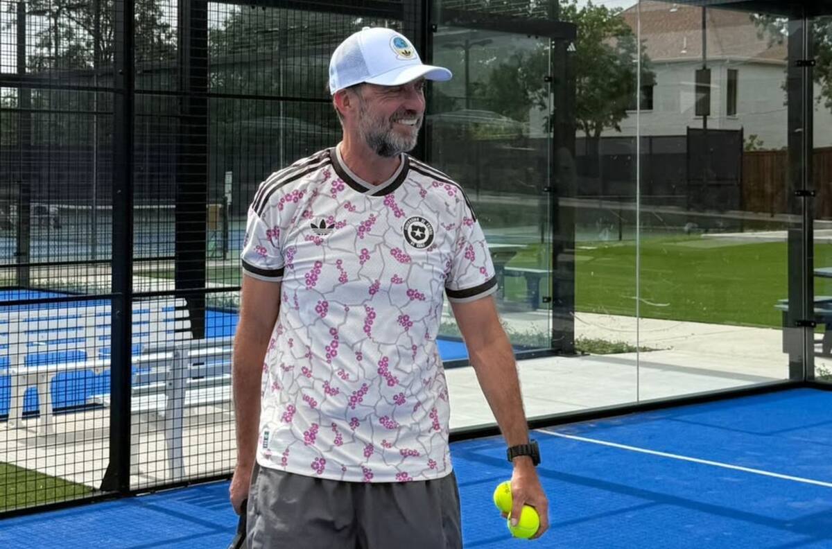 VIDEO | Jürgen Klopp sorprende jugando pádel con la camiseta de la Selección Chilena