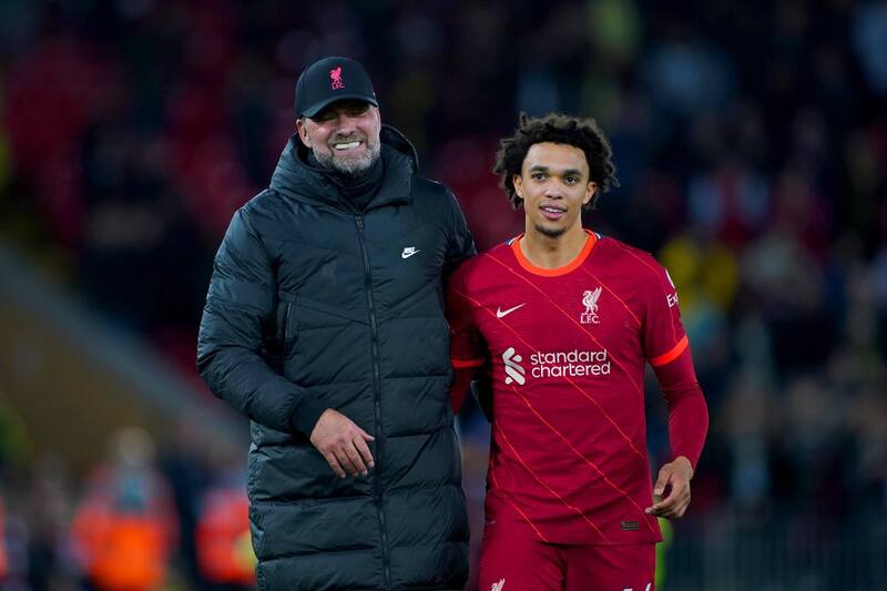 Jurgen Klopp y Alexander-Arnold juntos en Liverpool.