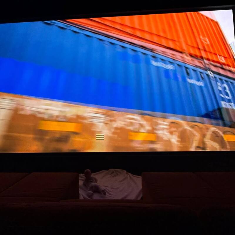 Esta es la foto que subió el intérprete en la que aparece su retoño junto a una gran pantalla de televisión. Créditos: @justinbieber.