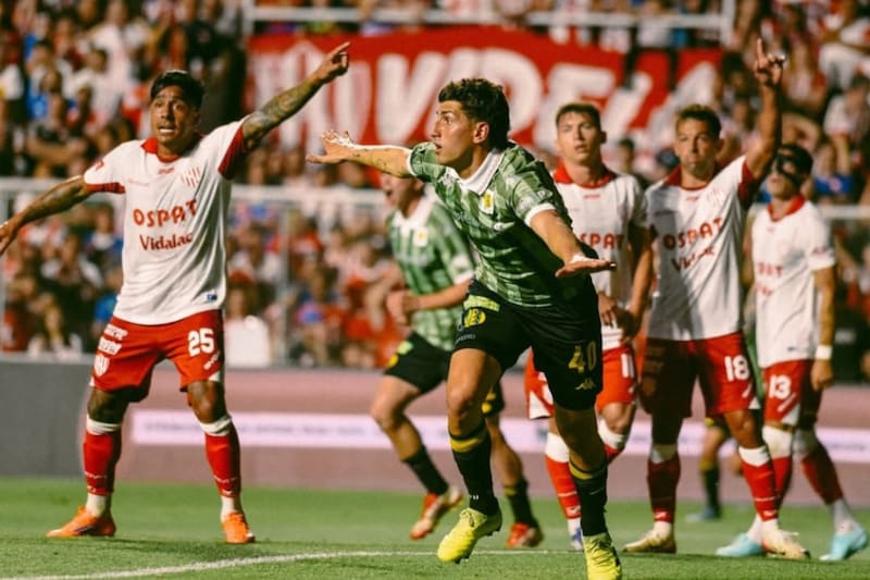 . El volante con la camiseta de Aldosivi.