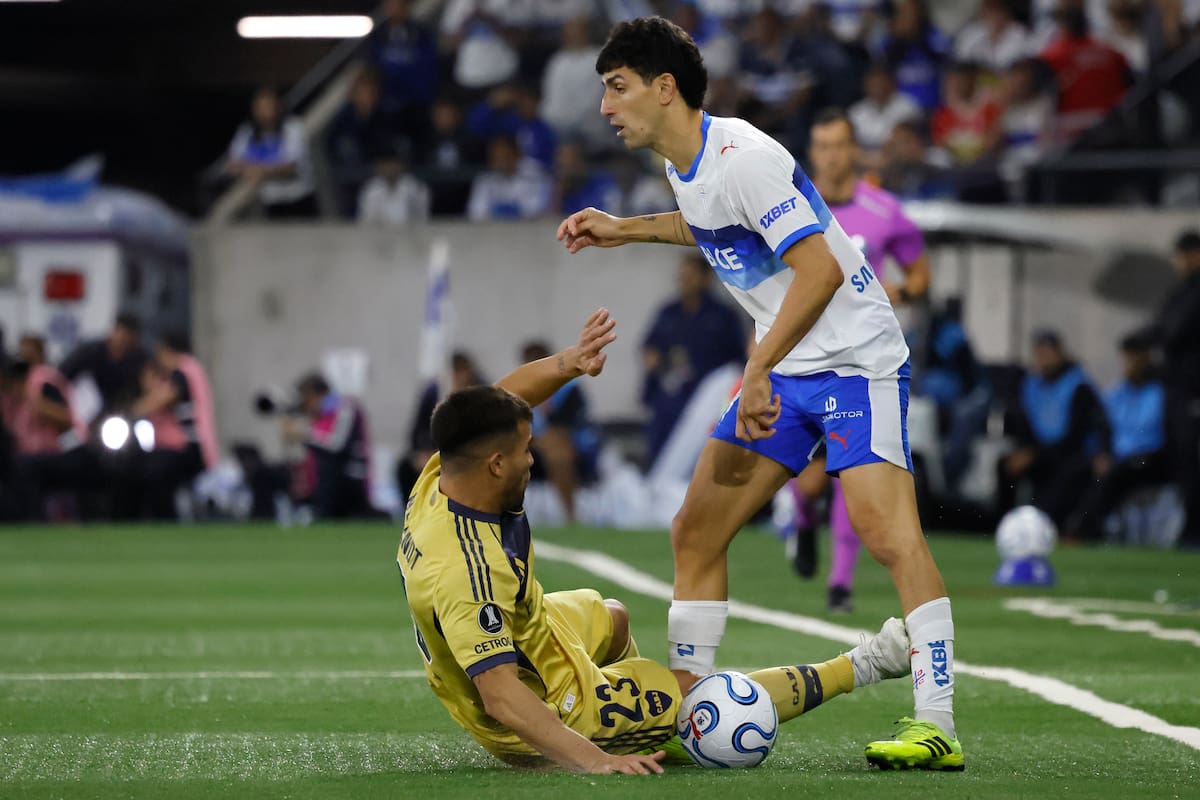 La falta al delantero de la UC en Copa Libertadores frente a Boca. Foto: Agencia Aton.