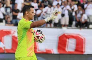 Justo Villar se la juega y quiere que Claudio Bravo sea el reemplazante de Brayan Cortés en Colo Colo