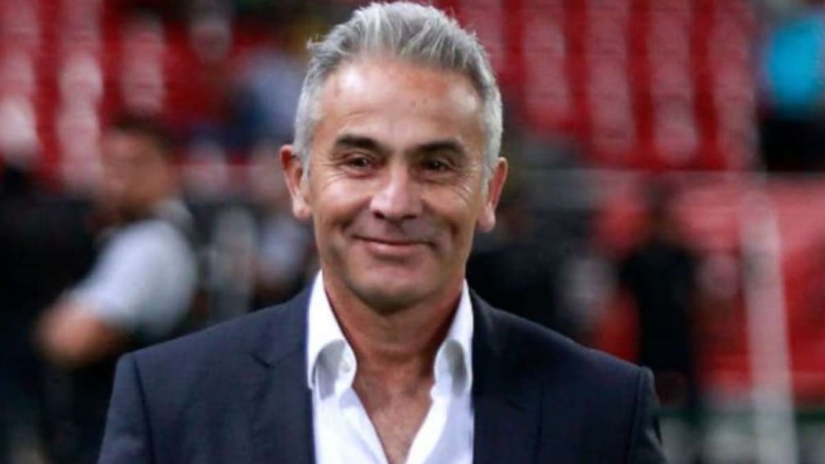 Sorpresa: aseguran que Juvenal Olmos dirigirá en la despedida de los históricos capitanes de la UC