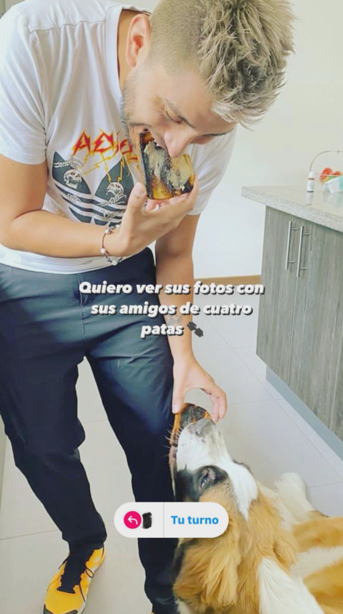 La divertida imágen de Kanela Muñoz junto a su perro