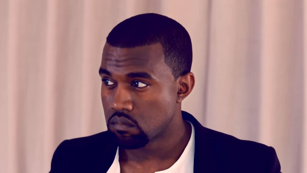 Kanye West sorprende con polémico anuncio en el Super Bowl junto a su marca Yeezy: promociona camiseta con esvástica