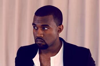 Kanye West sorprende con polémico anuncio en el Super Bowl junto a su marca Yeezy: promociona camiseta con esvástica