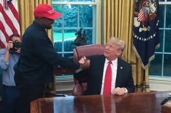 Kanye West sigue apoyando a Donald Trump y aparece de sorpresa en su mitin