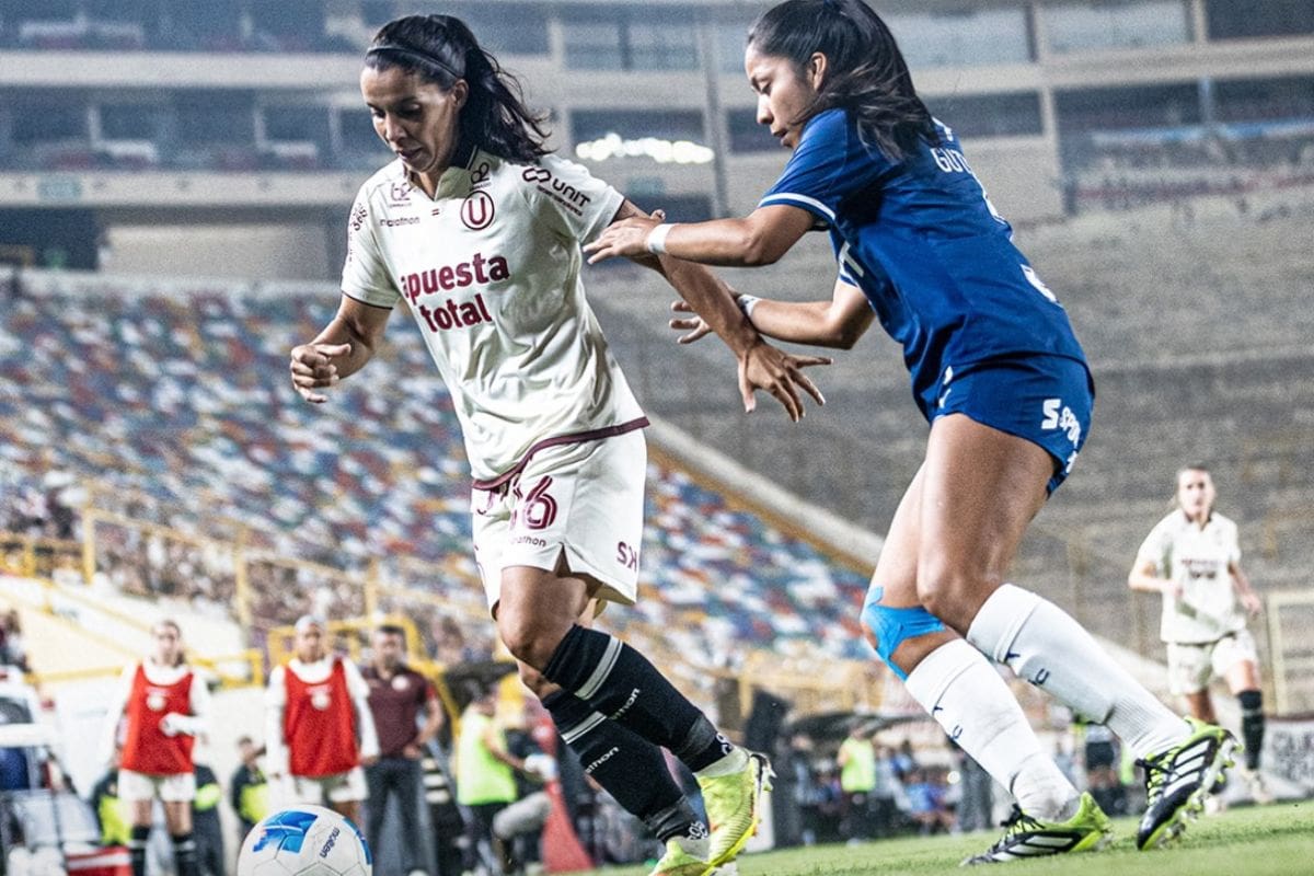 La chilena, campeona con la U limeña. Foto: Instragram @karenaraya8