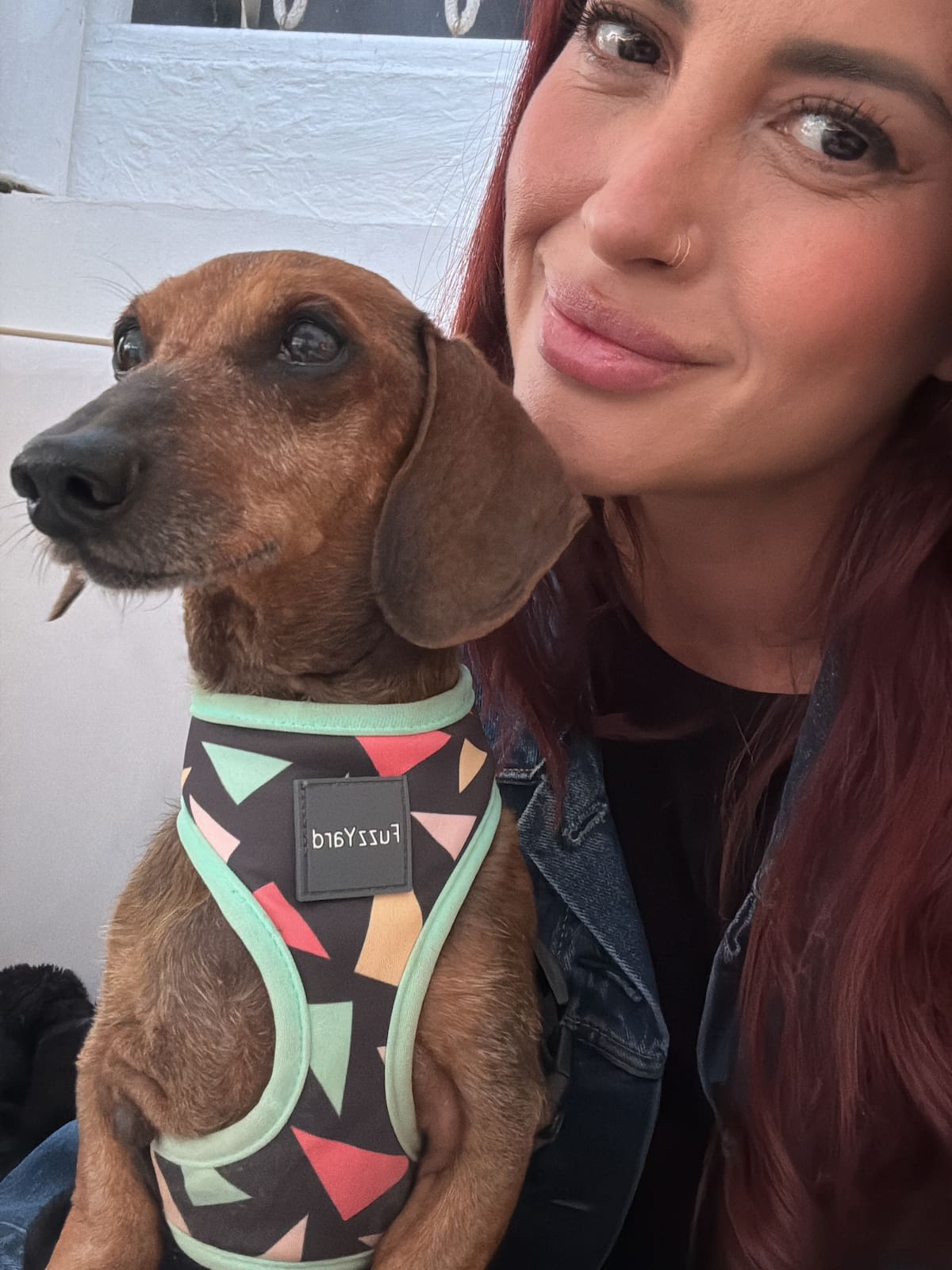 Junto a su perrito. Foto: Instagram.