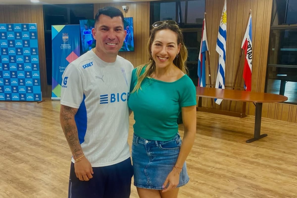 La periodista uruguaya cubrió el fútbol chileno durante 3 años. En la foto, compartiendo con Gary Medel en su regreso a Universidad Católica.