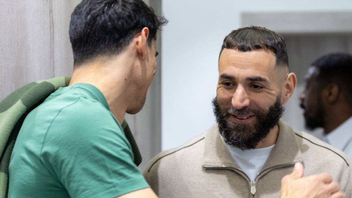 VIDEO | Recibido con flores por los jeques: así llegó Karim Benzema a Al Hilal