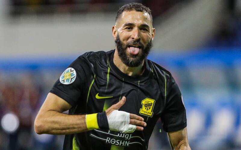 jugando en el Al-Ittihad previo a su ausencia extendida de los entrenamientos