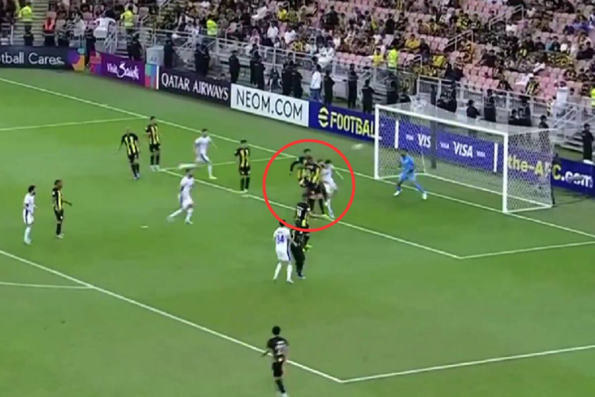 marcó un insólito autogol en la Champions League Statica.