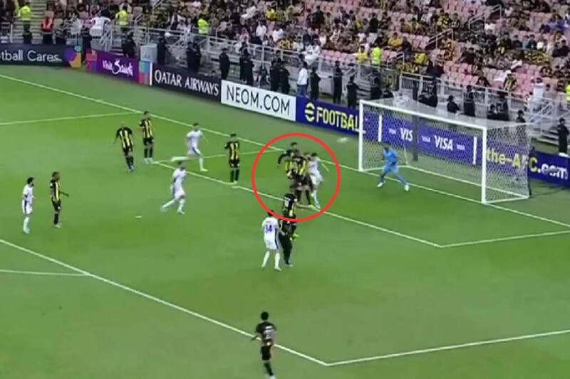 marcó un insólito autogol en la Champions League Statica.