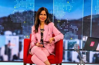 Quién es Karina Álvarez, periodista de CHV y conductora de “Contigo en Directo”
