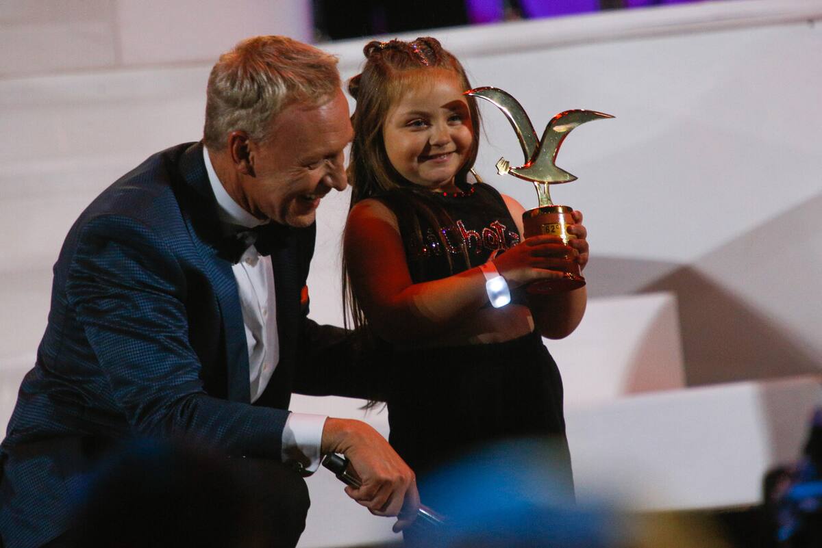 Regaló su gaviota de oro a una "mini Bichota".