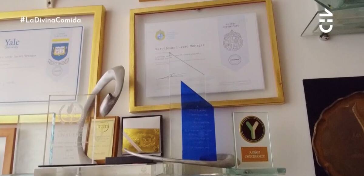 Sus trofeos y diplomas / CHV