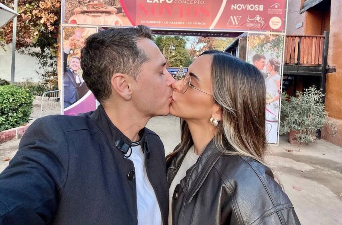 La pareja posando en la entrada del evento de novios / Instagram