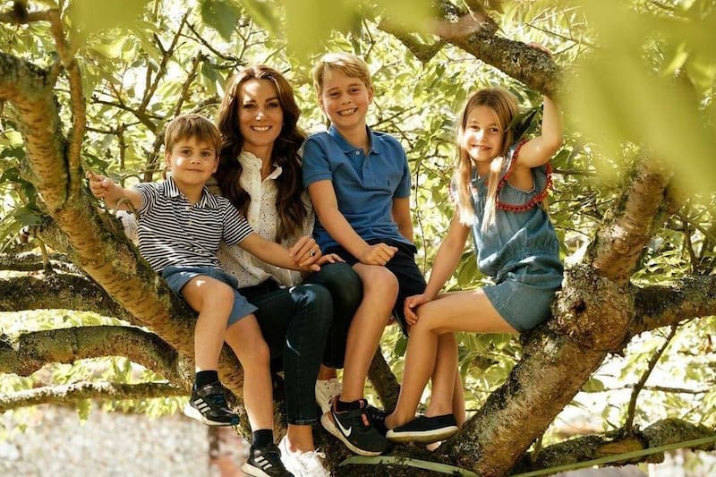 está siendo apoyada por sus hijos en su lucha contra el cáncer.
