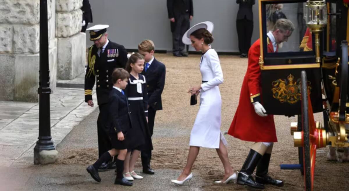 El príncipe William junto a Katte Middleton y sus hijos bajando del carruaje