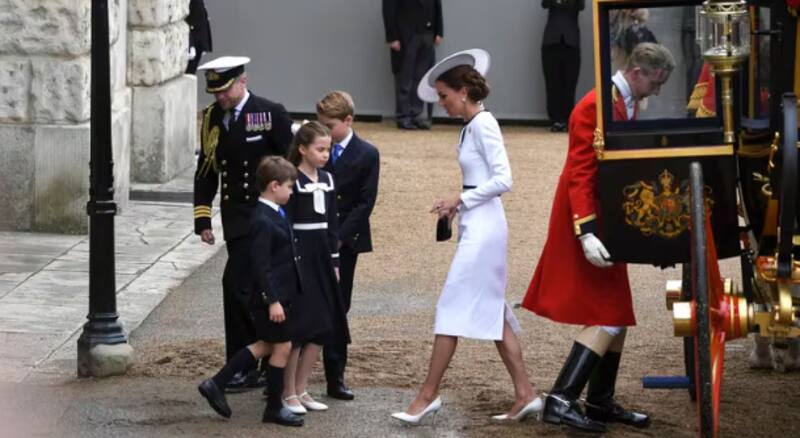 El príncipe William junto a Katte Middleton y sus hijos bajando del carruaje