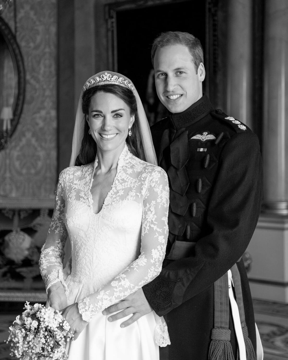 Kate Middleton y príncipe William revelan inédita fotografía a 13 años de su boda.