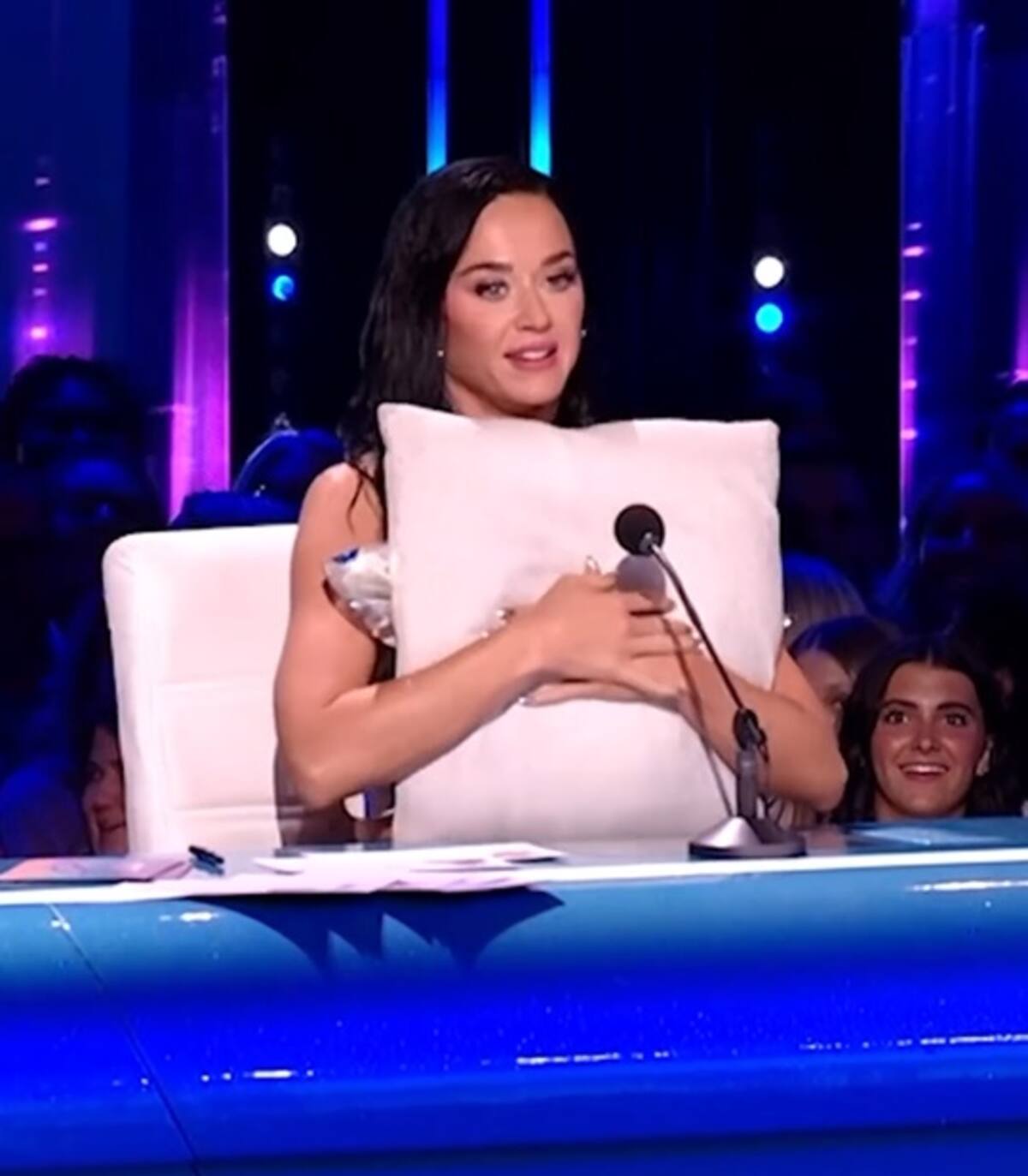 Katty Perry se cubrió con un cojín. Créditos: Instagram