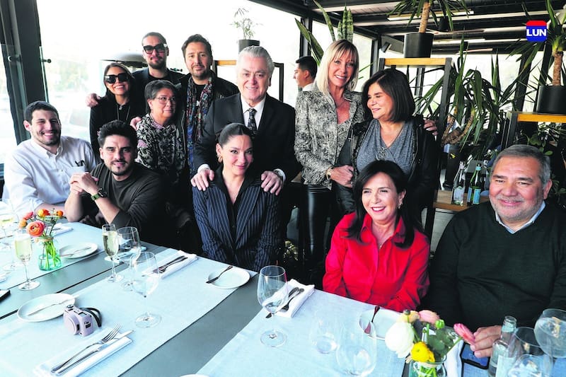 Kel Calderón junto a su familia tras su titulación