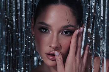 Kel Calderón marca tendencia en Año Nuevo: Se lució con despampanante vestido metálico