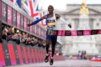 El dramático llamado del padre del atleta keniano Kelvin Kiptum tras su trágica muerte