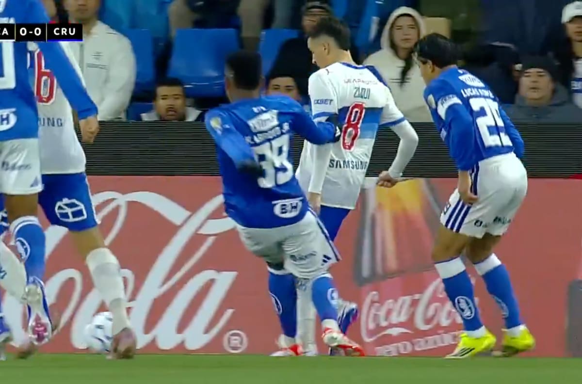 VIDEO | La polémica roja que hizo explotar a Cruzeiro ante la UC en Copa Libertadores