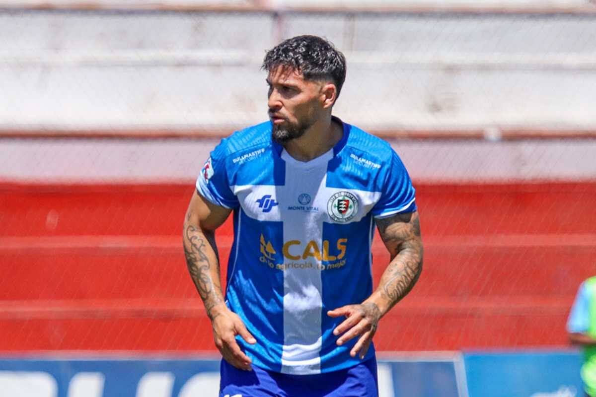 Está penúltimo con Deportes Santa Cruz en Primera B. Foto: Instagram @deportessantacruz