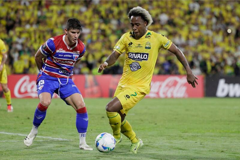 (derecha) marcado por el chileno Benjamín Kuscevic en el partido Atlético Bucaramanga vs. Fortaleza por el Grupo E de la Copa Libertadores. Foto: EFE.