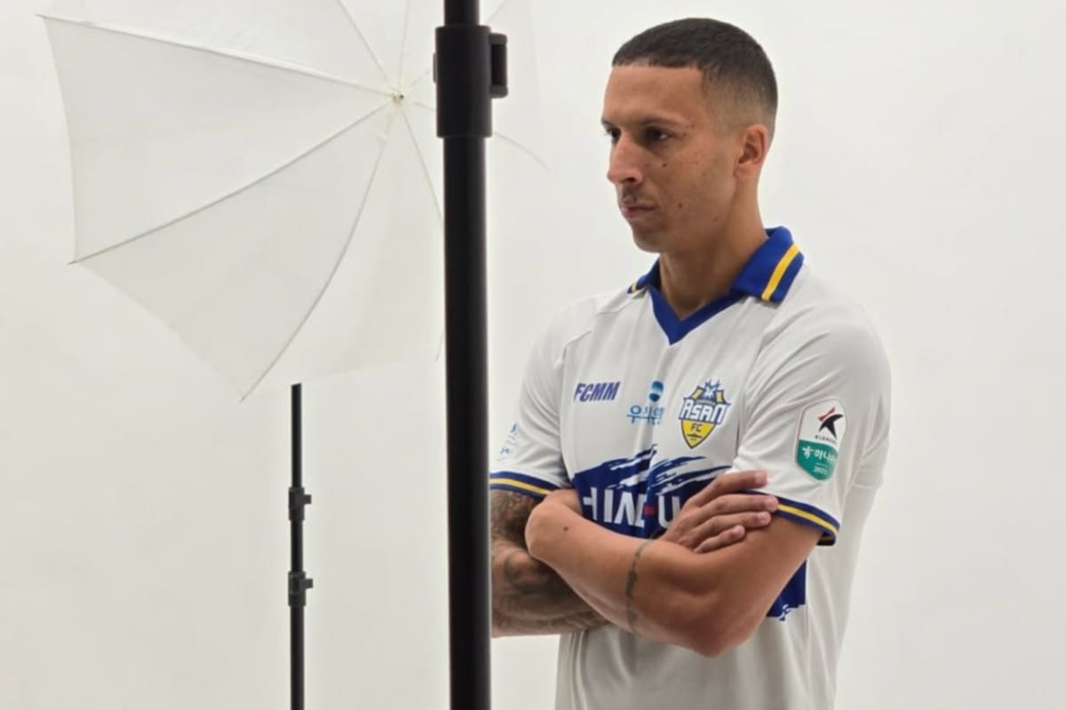 El extremo posando con la camiseta del Asan.