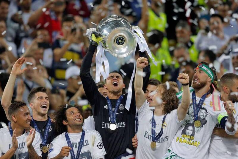levantando el título de la Champions League con el Real Madrid.
