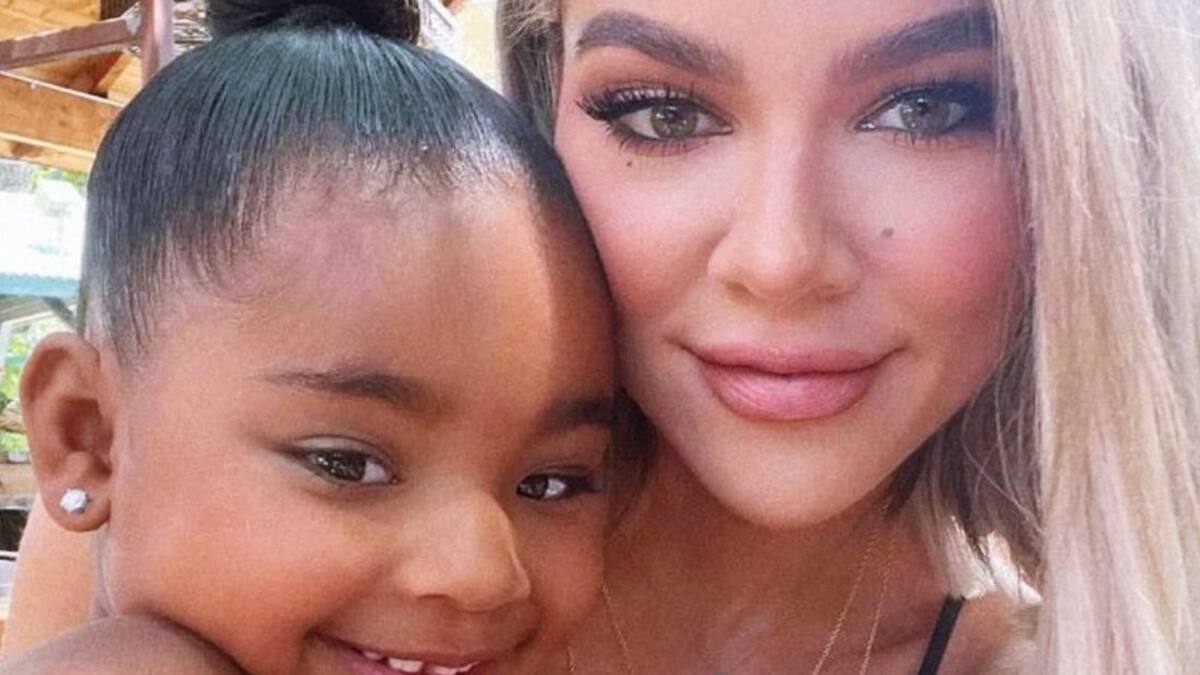 Khloé Kardashian y su hija, True, lucen adorables con vestidos idénticos