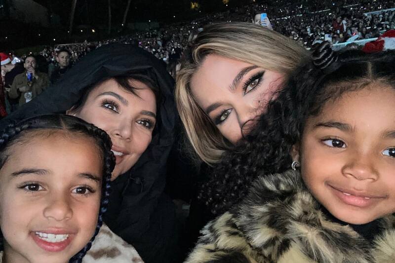 Kris Jenner junto a su nieta, Dream Kardashian, y Khloé Kardashian con su hija, True Thompson, durante el último show de Mariah Carey.