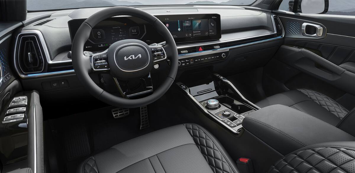 El coche cuenta con asientos delanteros calefaccionados y ventilados.