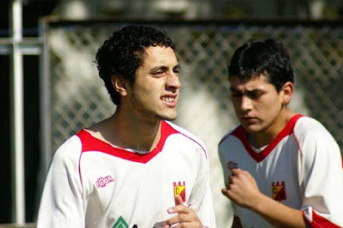 El extremo ha jugado en Deportes Valdivia (Tercera B, Tercera A y Segunda); Coquimbo Unido (Primera B y Primera A); Cobreloa (Primera B); San Marcos (Primera B); Fernández Vial (Primera B); y Provincial Osorno (Segunda)