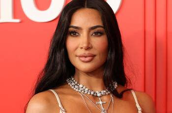 Lluvia de críticas para Kim Kardashian por vender lujosa cartera en mal estado y en 70 mil dólares