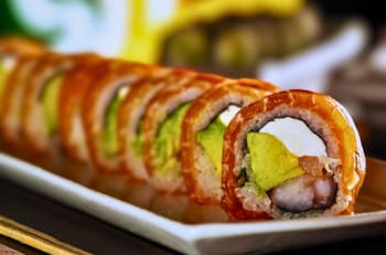 Este tenedor libre de sushi se ubica cerca de una estación de Metro: puedes comer todo lo que quieras durante 3 horas