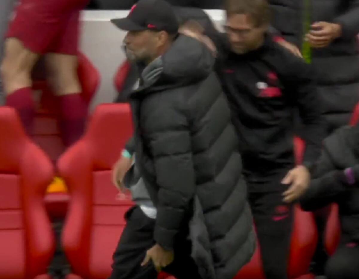 El técnico alemán se lesionó celebrando el agónico gol del Liverpool.