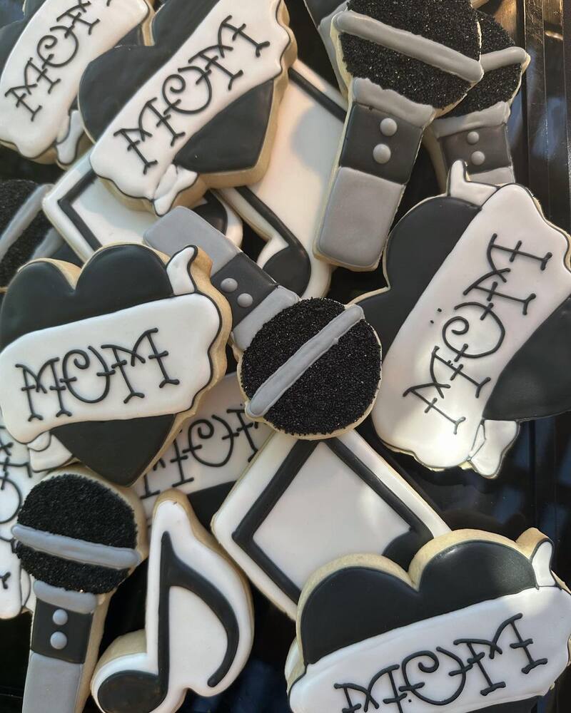 La pareja ofreció galletas decoradas en su "Baby shower"