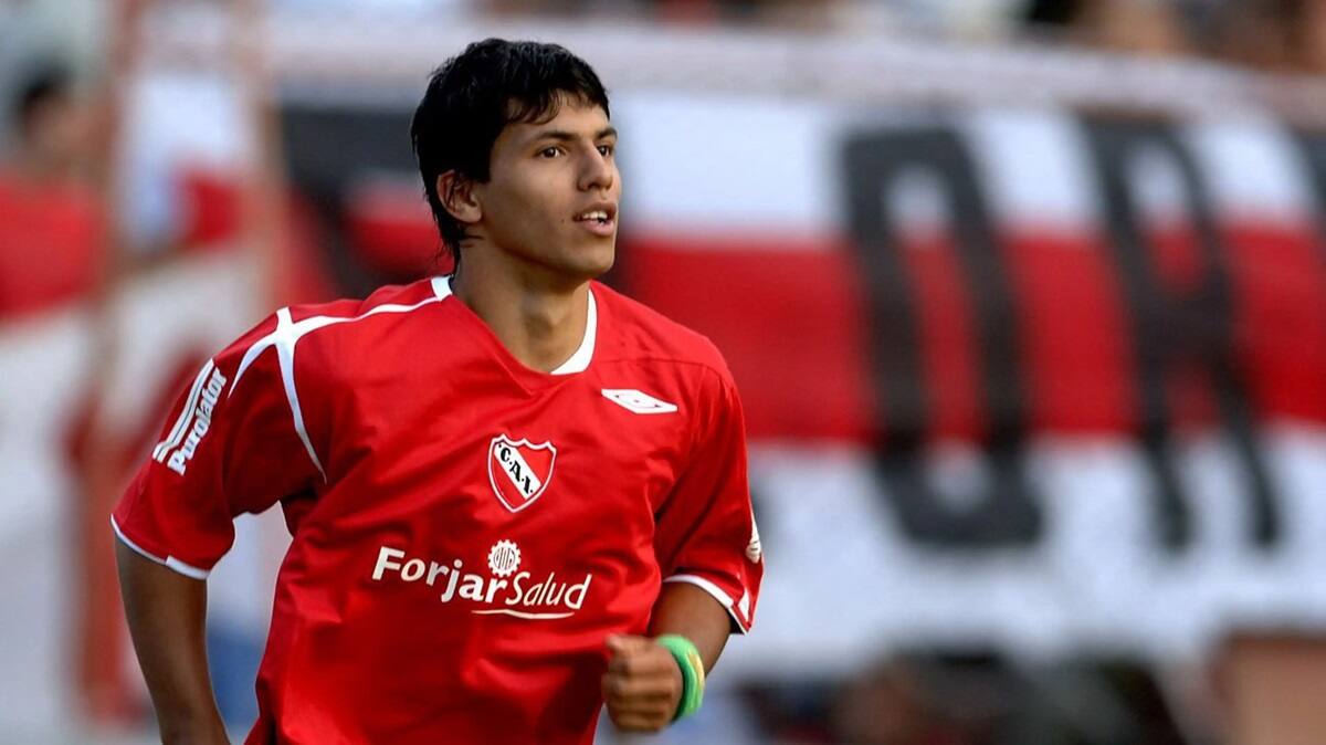 debutó en Independiente, club del cual es hincha.