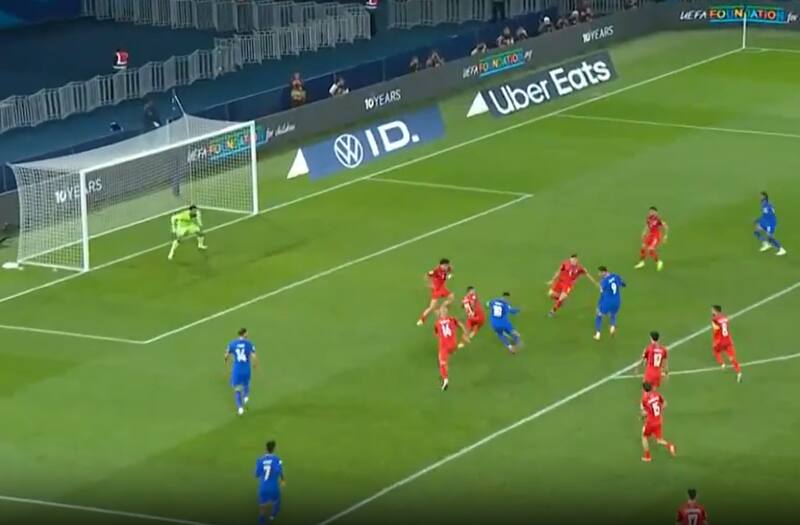 se despachó un tremendo golazo contra Azerbaiyán. Foto: captura ESPN.