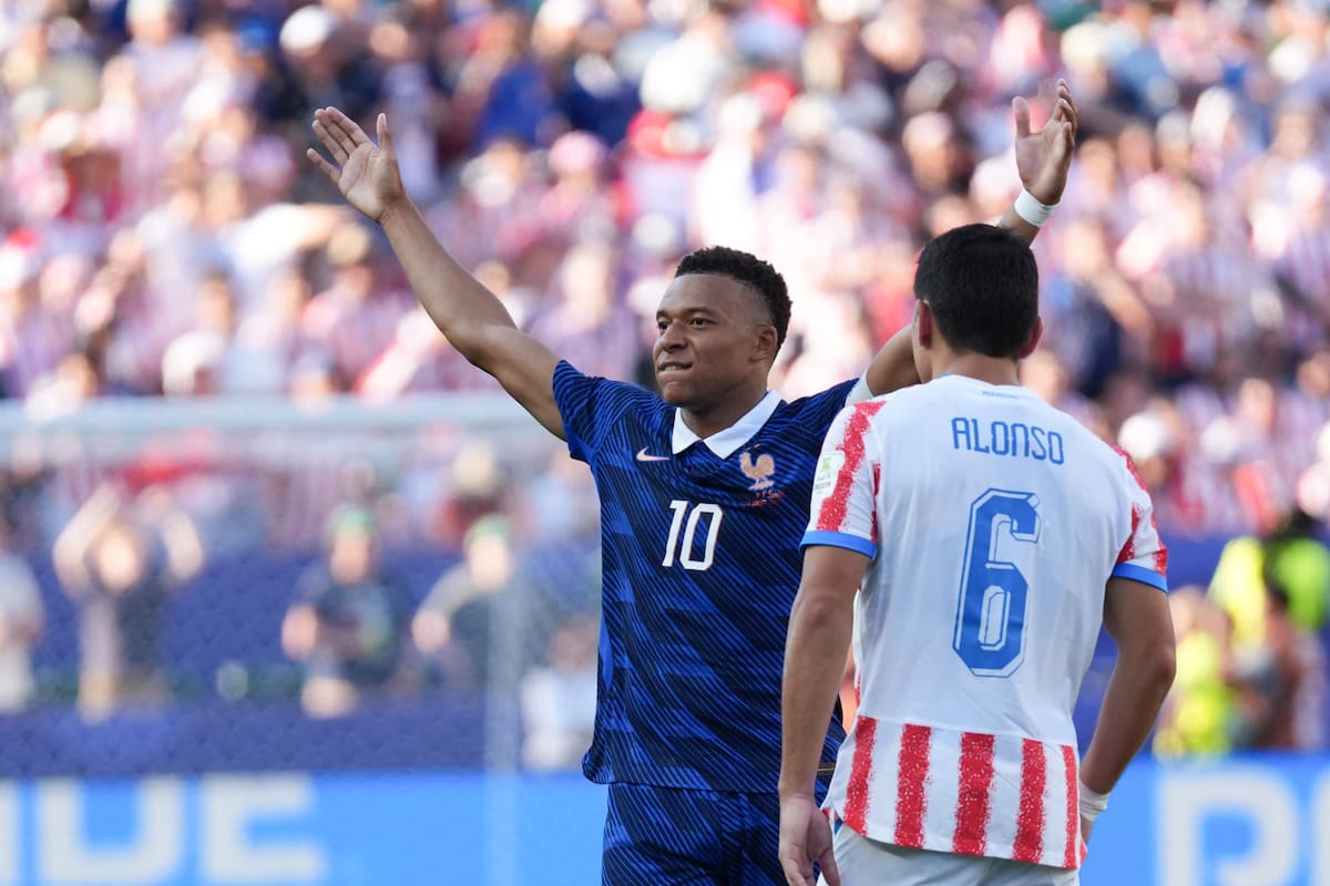 El delantero ante Paraguay. Foto: Agencia EFE.