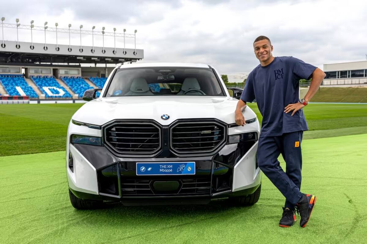 Kylian Mbappé posando con su nuevo auto.
