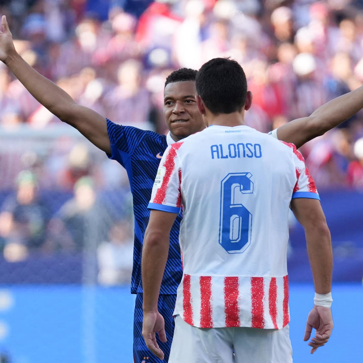 VIDEO | Hinchas paraguayos se ensañan con Mbappé y queman un muñeco con su nombre